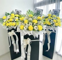 Load image into Gallery viewer, EK Condolence Wreath 白事花蓝