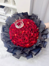 Load image into Gallery viewer, 99 Red Fresh Roses with Crown and LED Bouquet 99朵鲜花红玫瑰皇冠LED花束(鲜花fresh flowers)
