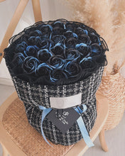 Load image into Gallery viewer, 天使蓝💙永恒之心 |爱与被爱同时发生(33朵香皂玫瑰Soap flowers)