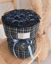 Load image into Gallery viewer, 天使蓝💙永恒之心 |爱与被爱同时发生(33朵香皂玫瑰Soap flowers)
