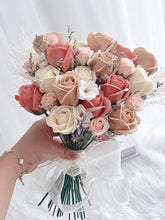 Load image into Gallery viewer, Cappuccino Rose Bridal Bouquet 良缘永结,匹配同称|复古卡布色系玫瑰新娘手捧(香皂花)
