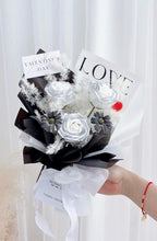 Load image into Gallery viewer, 你是恶魔且为我所属 🖤 3朵暗黑色系香皂玫瑰蓬莱松花束Soap flowers
