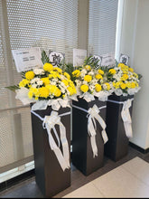 Load image into Gallery viewer, EK Condolence Wreath 白事花蓝