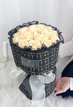 Load image into Gallery viewer, 18 Champagne Soap Rose Flower Bouquet 18朵香槟色(香皂花)玫瑰花束·宇宙级浪漫💛🤍