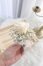 Load image into Gallery viewer, Soap Rose Bridal Bouquet + Groom Corsage 现谨以白头之约,书向鸿笺|香槟白手捧花+新郎胸花(香皂花)