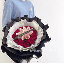 Load image into Gallery viewer, Red Rose Round Money Bouquet 11朵红玫瑰钱花束 · 鲜花fresh flowers(SGD100)