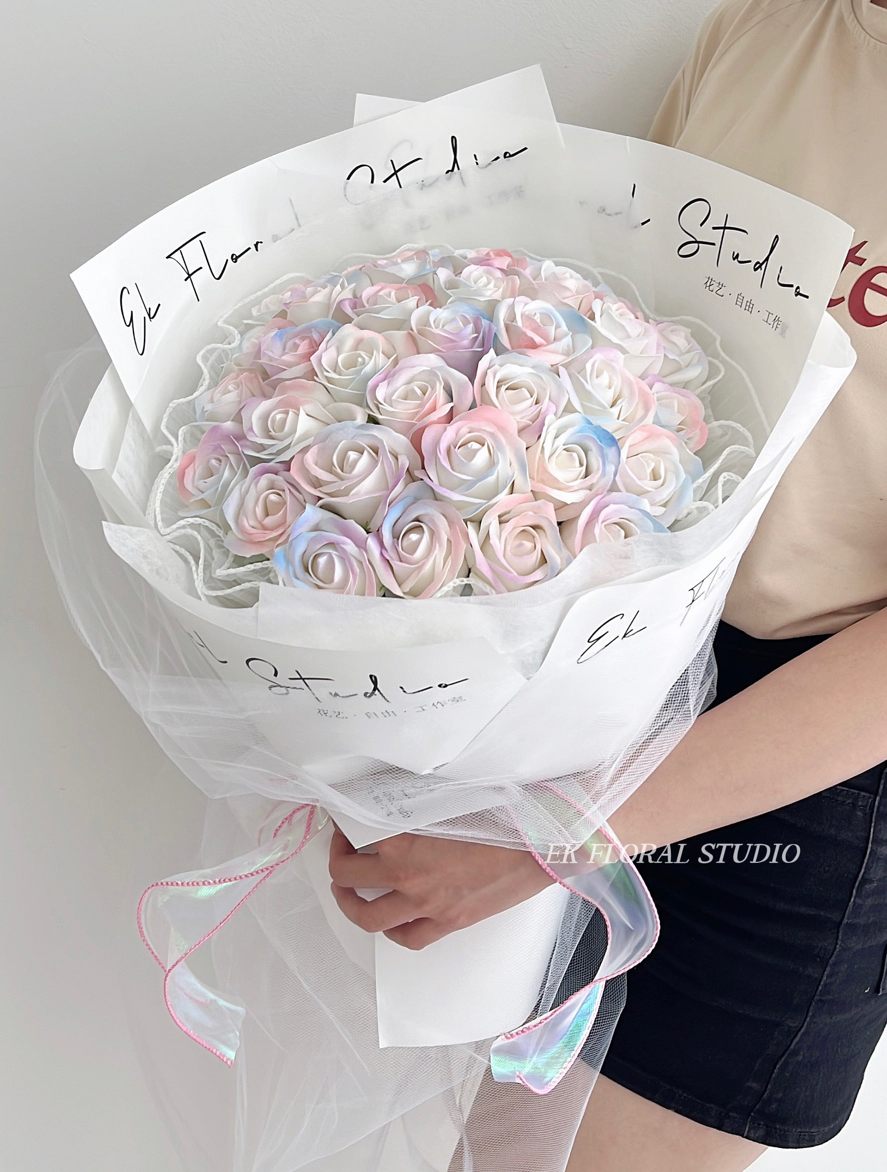 33 Aurora Soap Rose Round Bouquet 33 极光香皂玫瑰圆形花束– EK