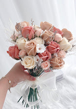 Load image into Gallery viewer, Cappuccino Rose Bridal Bouquet 卡布奇诺色系香皂花玫瑰新娘手捧
