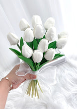 将图片加载到图库查看器，White Soap Tulip Bridal Bouquet 白色郁金香香皂花玫瑰新娘手捧
