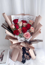 Load image into Gallery viewer, Cappuccino Fresh Rose Bouquet 卡布奇诺红玫瑰鲜花花束 （一见钟情）
