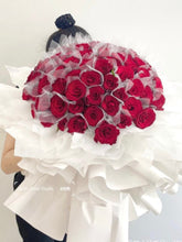 Load image into Gallery viewer, 99 Red Fresh Roses with Crown and LED Bouquet 99朵红玫瑰皇冠LED花束（鲜花fresh flowers）
