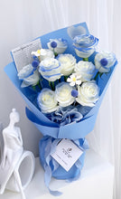 Load image into Gallery viewer, 向海风许愿·在山海相见💙蓝玫瑰花束（鲜花）
