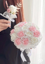 将图片加载到图库查看器，White Red Soap Rose Bridal Bouquet 粉白香皂玫瑰新娘手捧
