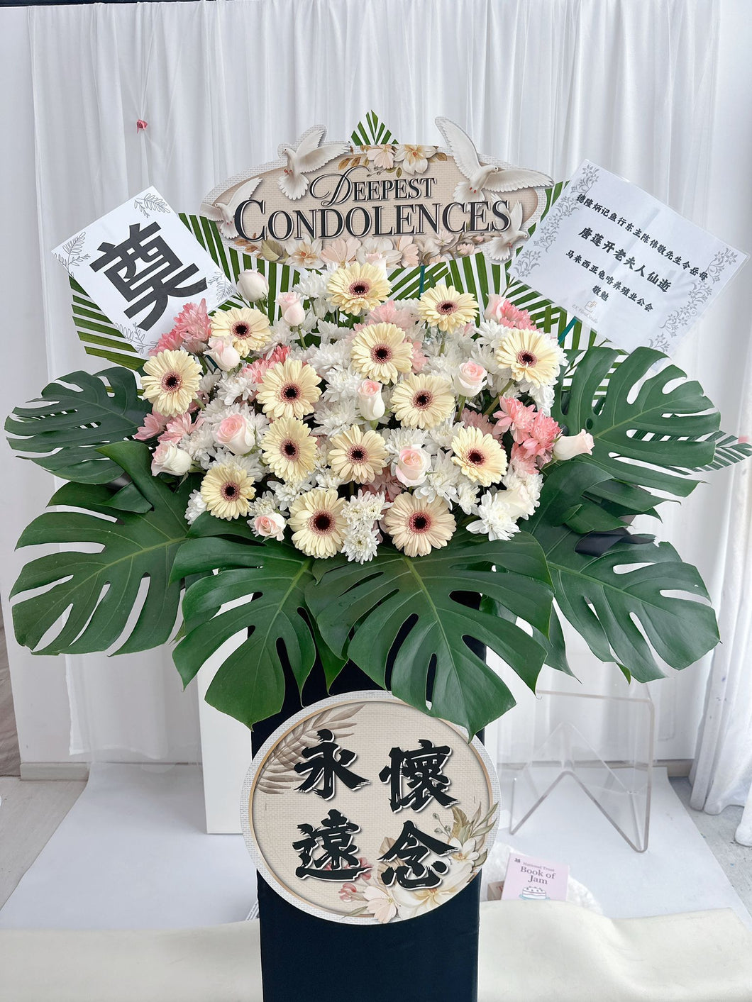 EK White Condolence Wreath  白色系白事花篮