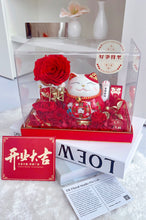 Load image into Gallery viewer, 鸿运当头，开业大吉（红·陶瓷手摇招财猫永生花亚克力）
