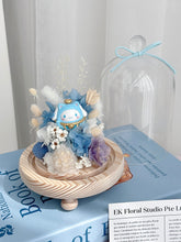 Load image into Gallery viewer, 人生海海，爱且期待. 永生花玻璃罩（MINI Cinnamoroll 玉桂狗）
