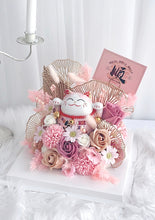 Load image into Gallery viewer, Pink Fortune Cat with Red Soap Flower Box 招财猫粉色系蛋糕香皂花礼盒
