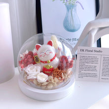 Load image into Gallery viewer, Preserved Flower Fortune Cat 广聚天下客，宏图大展招手招财猫玻璃罩（粉红色柜台永生花）
