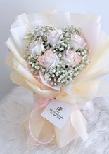 Load image into Gallery viewer, 5 Champagne pink Soap Rose with White Baby Breath Bouquet 5朵香槟粉香皂玫瑰白色满天星花束
