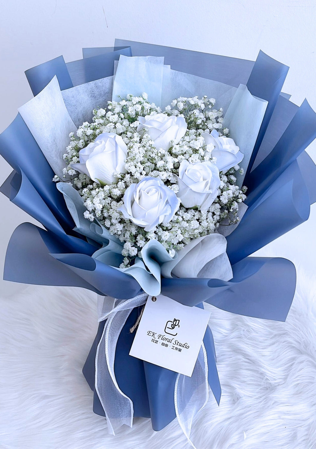 5 Ice Blue Soap Rose with White Baby Breath Bouquet 5朵香冰蓝香皂玫瑰白色满天星花束