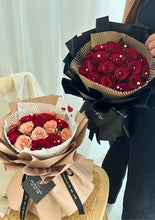 Load image into Gallery viewer, 19 Cappuccino Rose Fresh Flower Bouquet 19朵鲜花卡布奇诺红玫瑰花束 （恋你如初）
