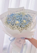 Load image into Gallery viewer, 5 Ice Blue Baby Breath With Fresh Rose Bouquet 5朵满天星碎冰蓝鲜花花束
