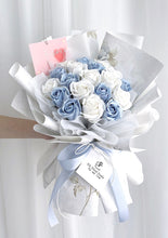 Load image into Gallery viewer, 18 Heart Of The Ocean Rose Soap Flower Bouquet 18朵海蓝之心香皂玫瑰花束
