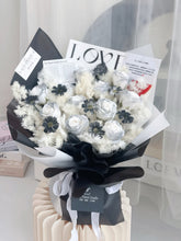 Load image into Gallery viewer, 你是恶魔且为我所属 🖤 11朵暗黑色系蓬莱松花束（香皂玫瑰Soap flowers）
