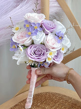 Load image into Gallery viewer, 执紫之手，与紫偕老•💜紫粉白新娘手捧（香皂花）
