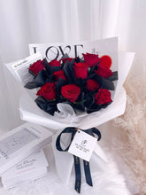 Load image into Gallery viewer, White Classic flowers red roses (You are my destiny) 红玫瑰·爱❤️的表达·白色经典花束（鲜花fresh flowers）
