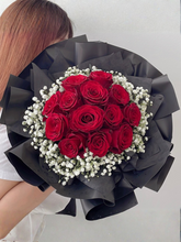 Load image into Gallery viewer, Red Fresh Roses with Baby Breath Bouquet爱意绵长❤️满天星红玫花束（鲜花fresh flowers）
