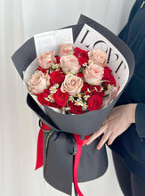 Load image into Gallery viewer, 卡布奇诺红色多头（鲜花）玫瑰花束·不期而遇的爱你❤️
