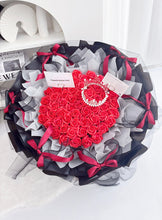 Load image into Gallery viewer, 网纱黑天鹅芭蕾舞🖤❤️红玫瑰花束（香皂花）
