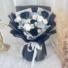 Load image into Gallery viewer, Omakase Soap Rose Bouquet (Black) 无菜单式花束（黑色系）
