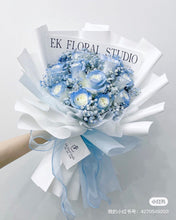 Load image into Gallery viewer, Ice Blue Fresh Rose with Baby Breath Bouquet   碎冰蓝鲜花玫瑰满天星花束
