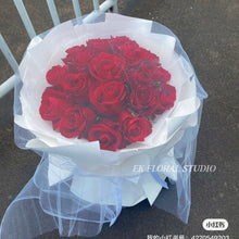 Load image into Gallery viewer, Red Rose With Fairy Bouquet 红玫瑰仙女纱花束 （朝朝暮暮）
