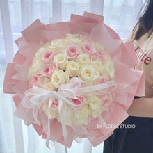 将图片加载到图库查看器，White-Pink Rose Round Bouquet 52朵粉白圆形玫瑰花束
