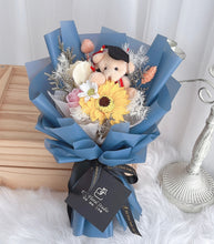 Load image into Gallery viewer, Mini bear graduation soap flower bouquet 迷你毕业熊香皂花束
