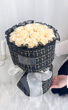 Load image into Gallery viewer, 18 Champagne Soap Rose Flower Bouquet 18朵香槟色（香皂花）玫瑰花束·宇宙级浪漫💛🤍
