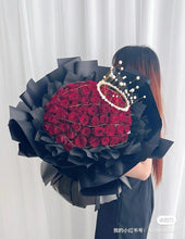 Load image into Gallery viewer, 52 Red Fresh Rose Bouquet 52朵鲜花红玫瑰花束（加皇冠）
