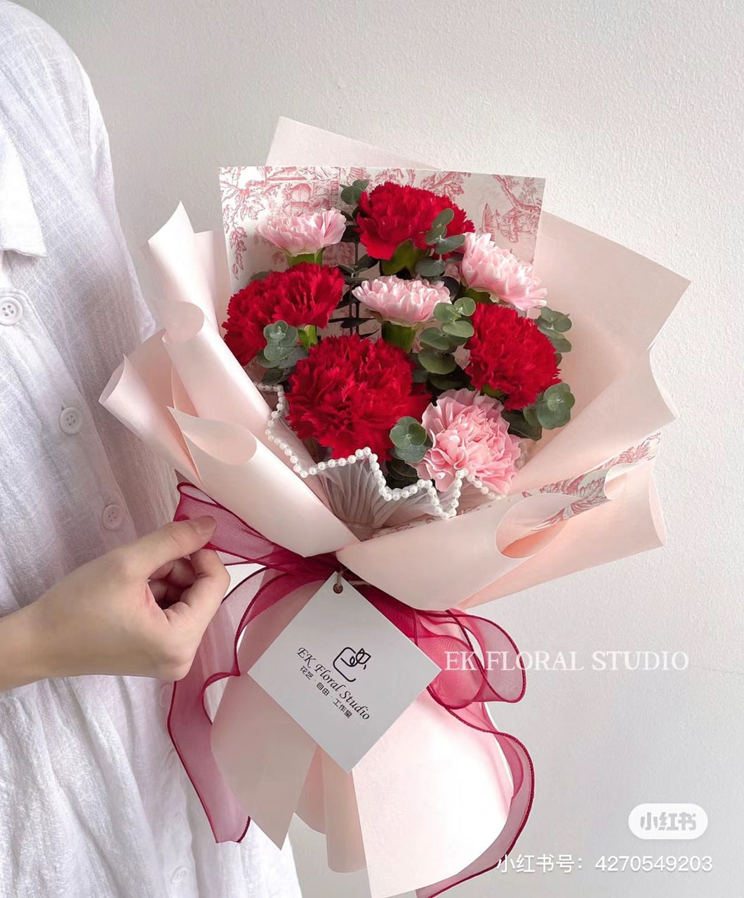 8 Stalk Red X Pink Carnation Bouquet 8朵红粉色康乃馨尤加利叶花束（鲜花）