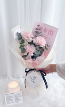 Load image into Gallery viewer, Mothers&#39; Day Fresh Carnation with Eucalyptus Mini Bouquet （PINK) 母亲节鲜花康乃馨迷你花束(鲜花粉色）
