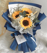 将图片加载到图库查看器，Blue  Sunflower Graduation Bouquet 蓝色系向日葵毕业花束
