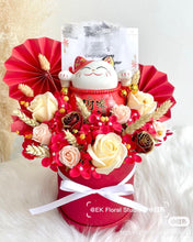 Load image into Gallery viewer, Wheaty Soap Flower Bucket with Fortune Cat 大麦招财猫香皂花桶
