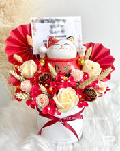 Load image into Gallery viewer, Wheaty Soap Flower Bucket with Fortune Cat 大麦招财猫香皂花桶
