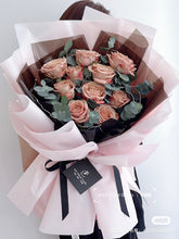 Load image into Gallery viewer, Cappuccino Fresh Rose Bouquet 不期而遇·美好爱情🤎11朵复古卡布奇诺玫瑰尤加利叶花束（鲜花）
