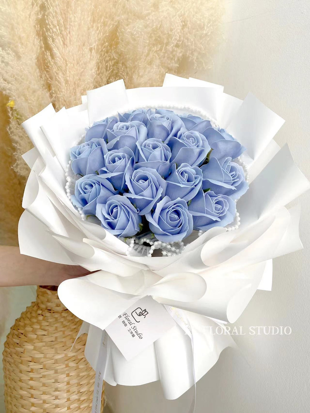 White-ish Blue Soap Rose Bouquet白色系雾面蓝香皂玫瑰花束