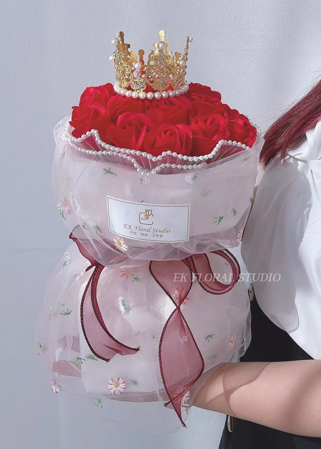 18 Soap Rose Round Bouquet with Crown  皇冠网纱18朵香皂玫瑰圆形花束