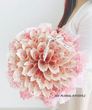 Load image into Gallery viewer, Baby Breath with SGD520 Note Bouquet 满天星钱花束 (现金520）
