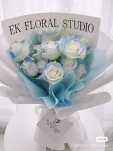 Load image into Gallery viewer, Blue&amp;White Fresh Rose Bouquet 蓝白系碎冰蓝鲜花玫瑰花束
